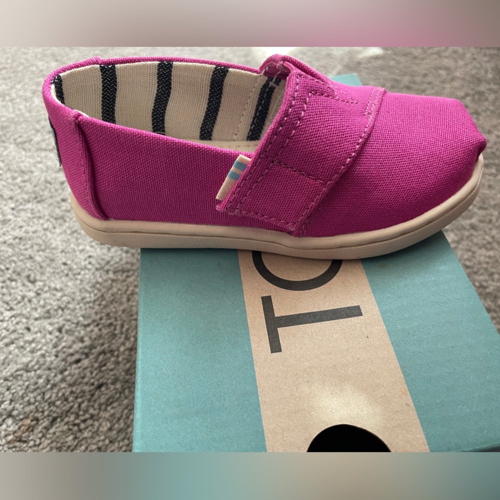 Toddler size 6 pink toms